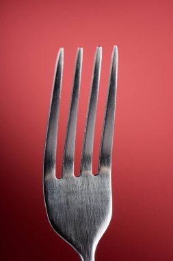 Kırmızı arka planda çatal