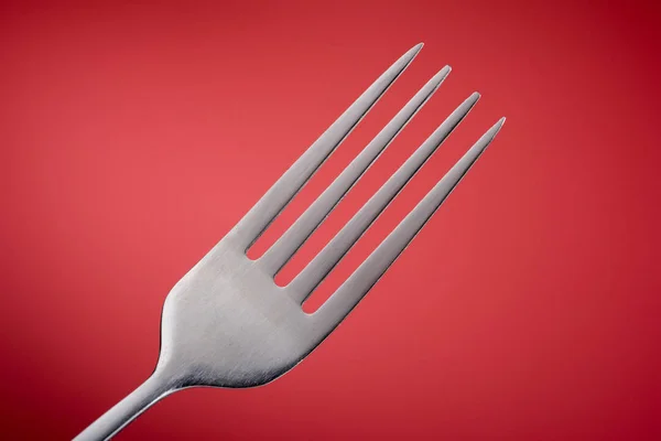 Fork, piros háttérben, vízszintes — Stock Fotó