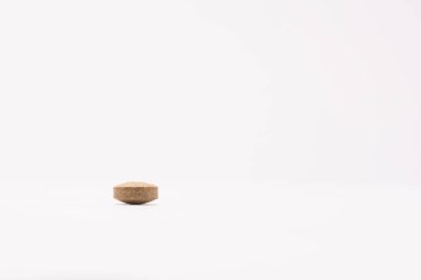 beyaz arkaplanda hap