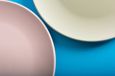 Daire çanak şekli: mavi arka plan yeşil ve pembe levhalar