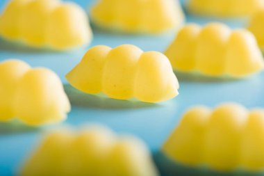 Gnocchi makarna model mavi bir arka plan üzerinde