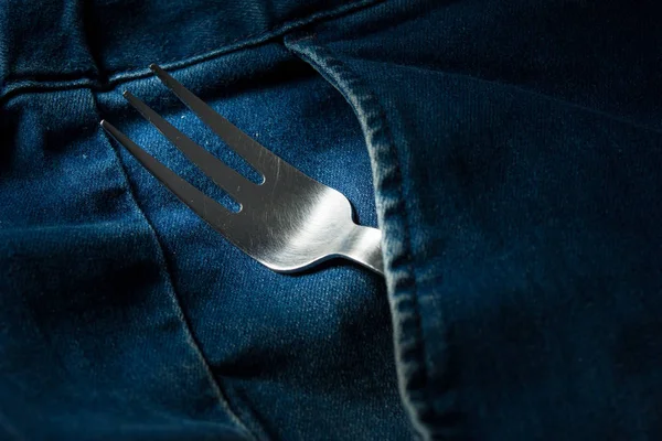 Chiudi jeans e forchetta — Foto Stock