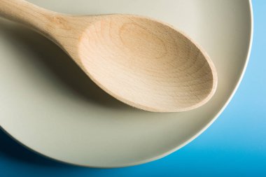 Mavi arka plan boş tahta kaşık