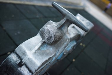 Gümüş motosiklet üzerinde Bahçesi