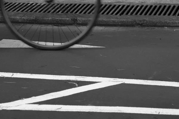 Sylwetka rozmyte rowerzysta i cień — Zdjęcie stockowe
