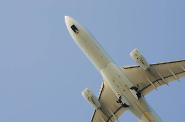 Uçak benim başının üstünde