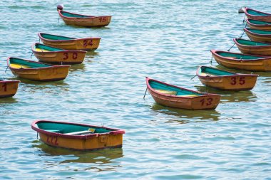 Denizin üzerinde boş tekneler