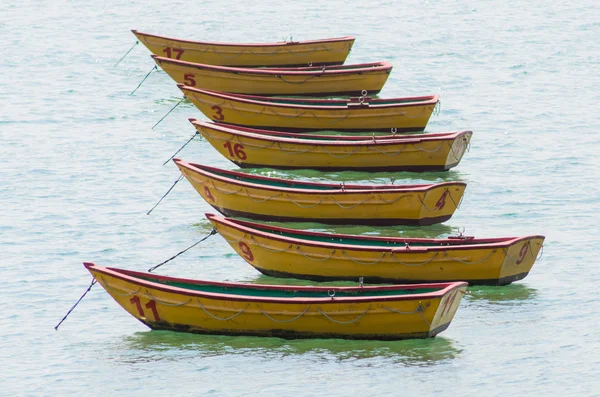 Пустые лодки на море — стоковое фото