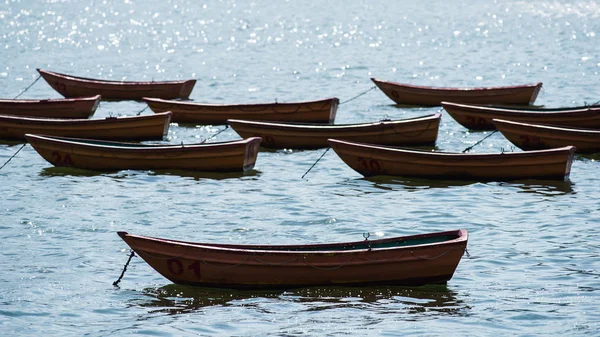 Denizin üzerinde boş tekneler