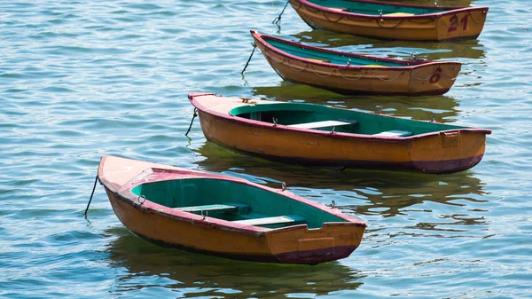 Denizin üzerinde boş tekneler