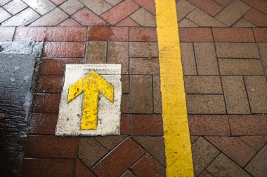 Quenue işareti yere