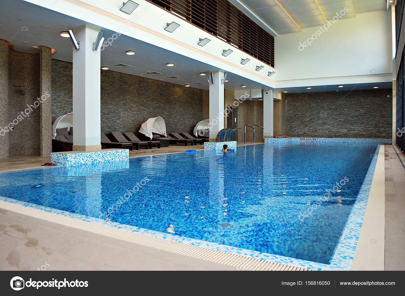 Indoor-Schwimmbad im Luxushotel — Redaktionelles Stockfoto © grand ... Indoor-Schwimmbad im Luxushotel — Redaktionelles Stockfoto © grand ...