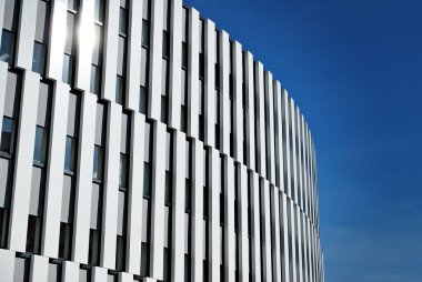 Modern bina. Modern ofis binası ile cam cephe.