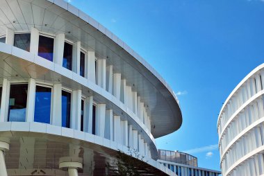 Modern bina. Modern ofis binası ile cam cephe.