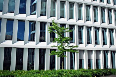  Modern bina. Modern ofis binası ile cam cephe.