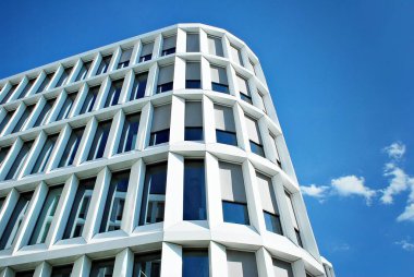  Modern bina. Modern ofis binası ile cam cephe.