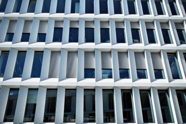 Modern bina. Modern ofis binası ile cam cephe.