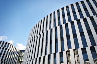 Modern bina. Modern ofis binası ile cam cephe.