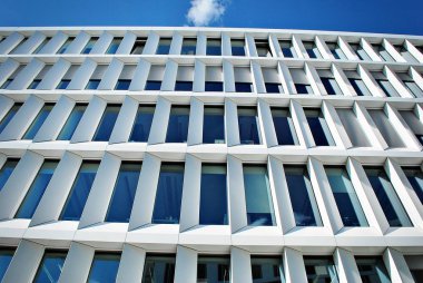 Modern bina. Modern ofis binası ile cam cephe.