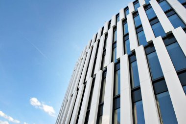 Modern bina. Modern ofis binası ile cam cephe.