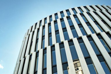 Modern bina. Modern ofis binası ile cam cephe.