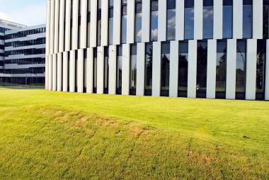 Modern bina. Modern ofis binası ile cam cephe.