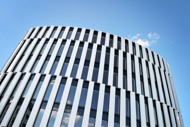 Modern bina. Modern ofis binası ile cam cephe.