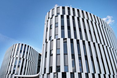 Modern bina. Modern ofis binası ile cam cephe.