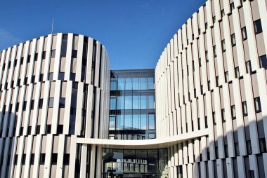 Modern bina. Modern ofis binası ile cam cephe.