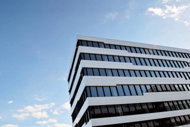 Modern bina. Modern ofis binası ile cam cephe.