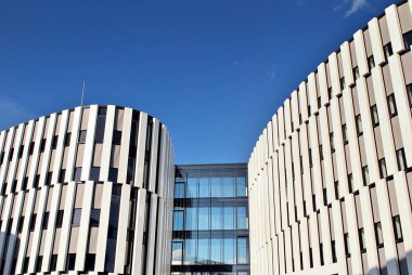 Modern bina. Modern ofis binası ile cam cephe.