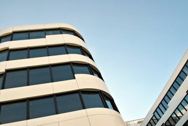  Modern bina. Modern ofis binası ile cam cephe.