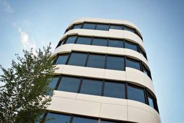  Modern bina. Modern ofis binası ile cam cephe.