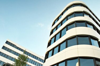  Modern bina. Modern ofis binası ile cam cephe.