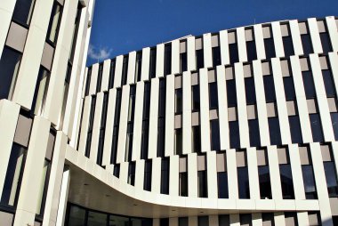  Modern bina. Modern ofis binası ile cam cephe.