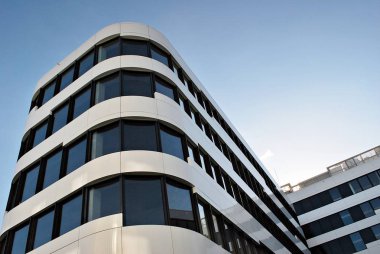  Modern bina. Modern ofis binası ile cam cephe.