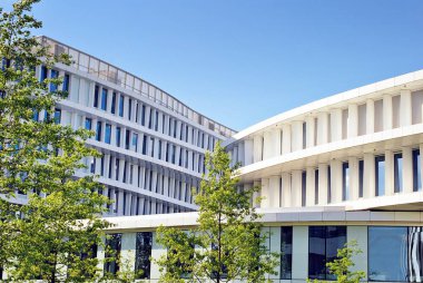  Modern bina. Modern ofis binası ile cam cephe.