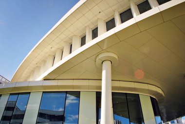  Modern bina. Modern ofis binası ile cam cephe.