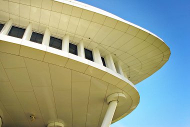  Modern bina. Modern ofis binası ile cam cephe.