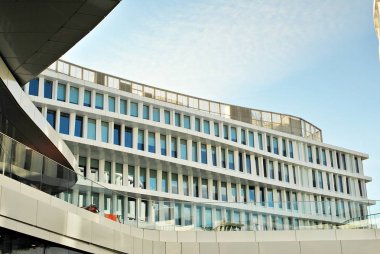 Modern bina. Modern ofis binası ile cam cephe.