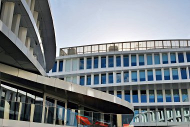 Modern bina. Modern ofis binası ile cam cephe.