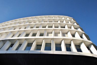 Modern bina. Modern ofis binası ile cam cephe.