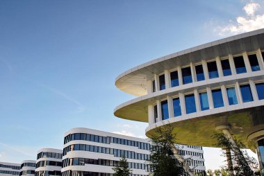 Modern bina. Modern ofis binası ile cam cephe.