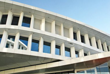 Modern bina. Modern ofis binası ile cam cephe.