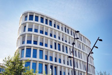 Modern bina. Modern ofis binası ile cam cephe.