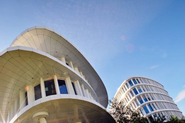 Modern bina. Modern ofis binası ile cam cephe.