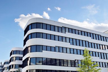 Modern bina. Modern ofis binası ile cam cephe.