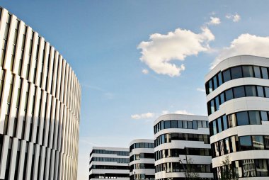 Modern bina. Modern ofis binası ile cam cephe.