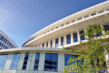 Modern bina. Modern ofis binası ile cam cephe.