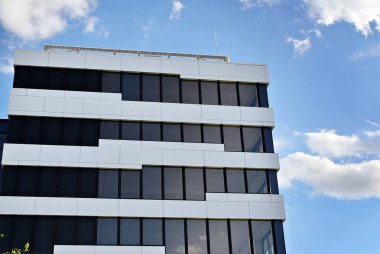 Modern bina. Modern ofis binası ile cam cephe.